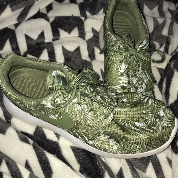 Nike Shoes - Nike Roshes (leafy)